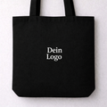 Möchtest du dein eigenes Design tragen? 
Kein Problem! Wir bieten dir die Möglichkeit, dein persönliches Wunschlogo auf unsere Taschen drucken zu lassen. Egal ob ein Name, ein besonderes Symbol oder ein individuelles Design.